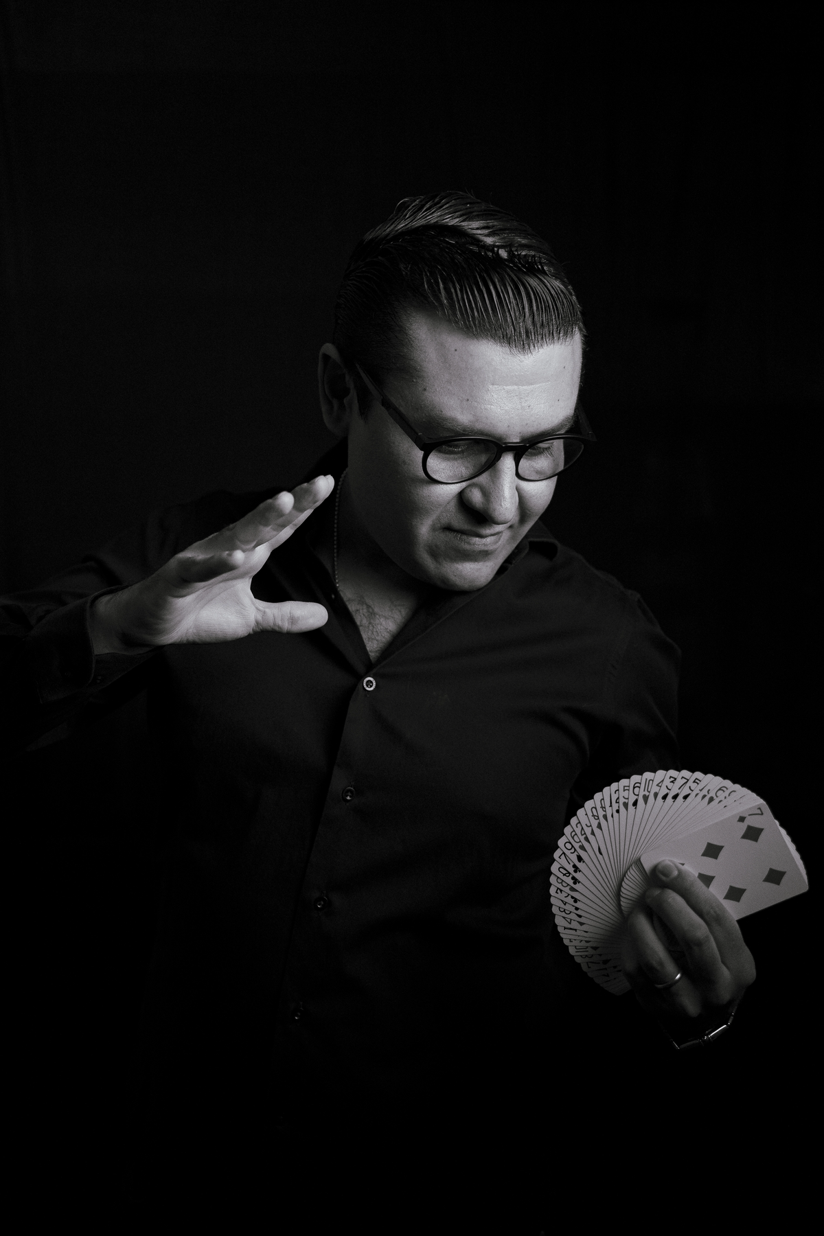 Joss Ortiz El Mago realizando un acto de magia
