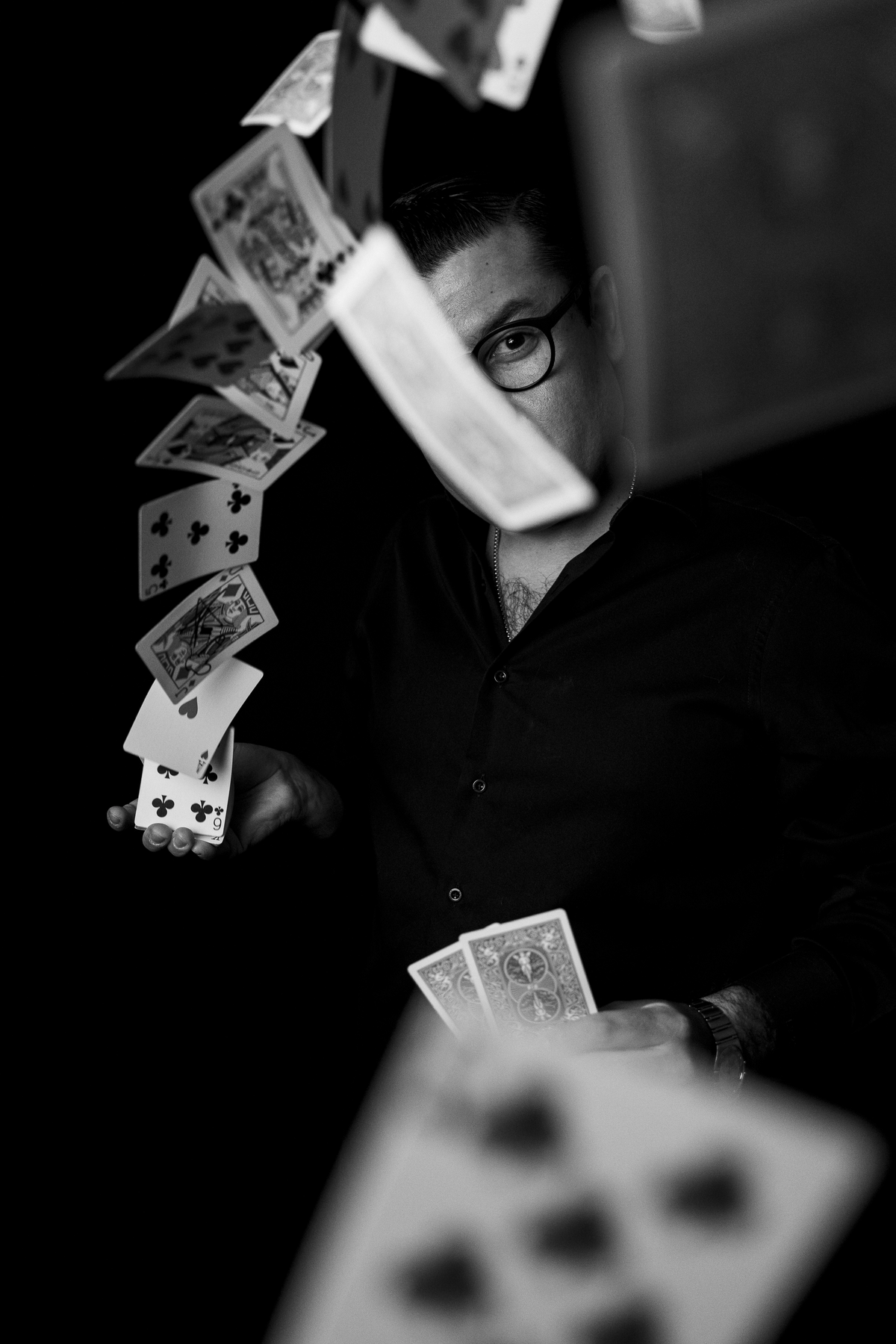 Joss Ortiz El Mago realizando un acto de magia